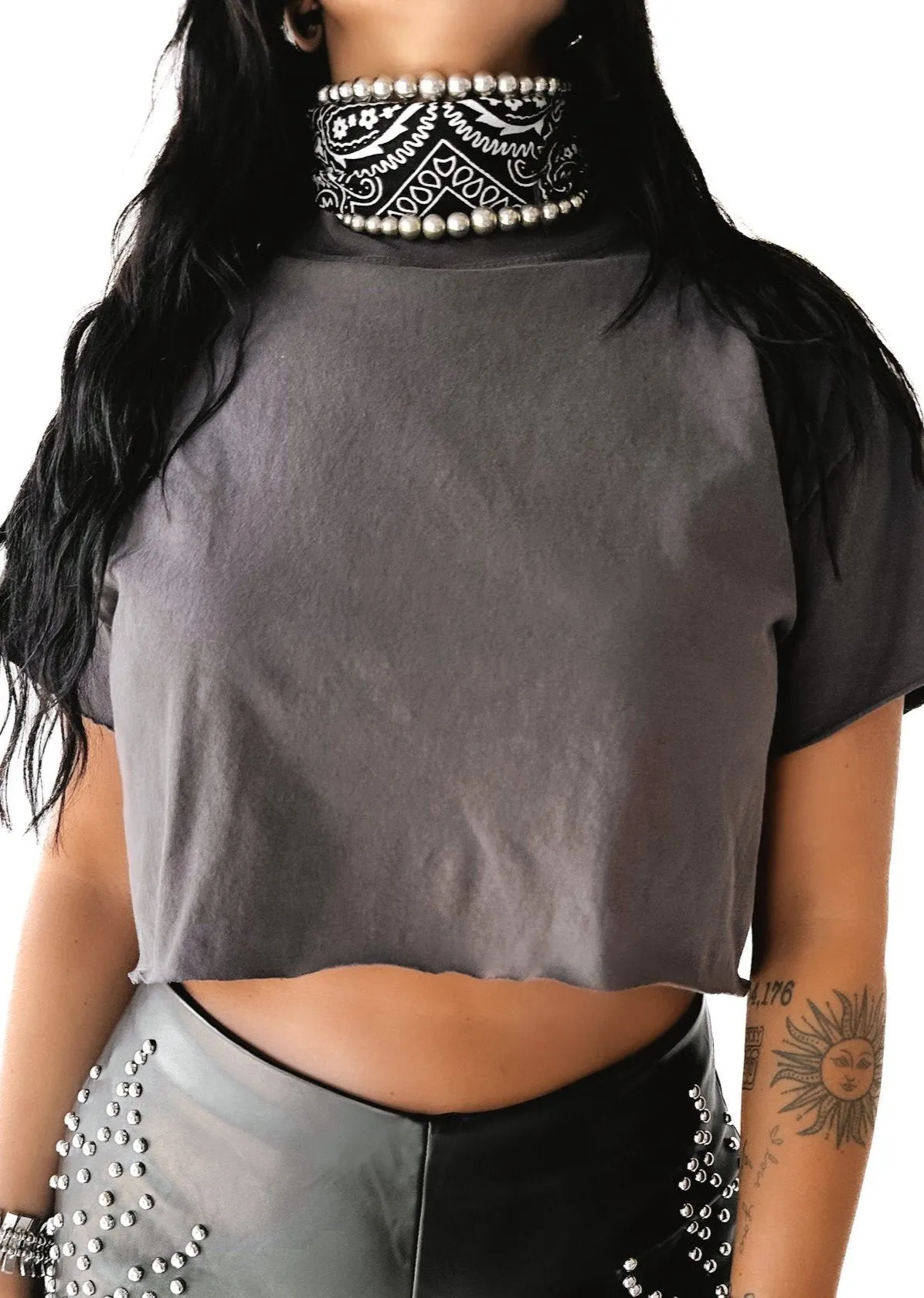 CROPPED PEBBY BASICS STONE TEE
