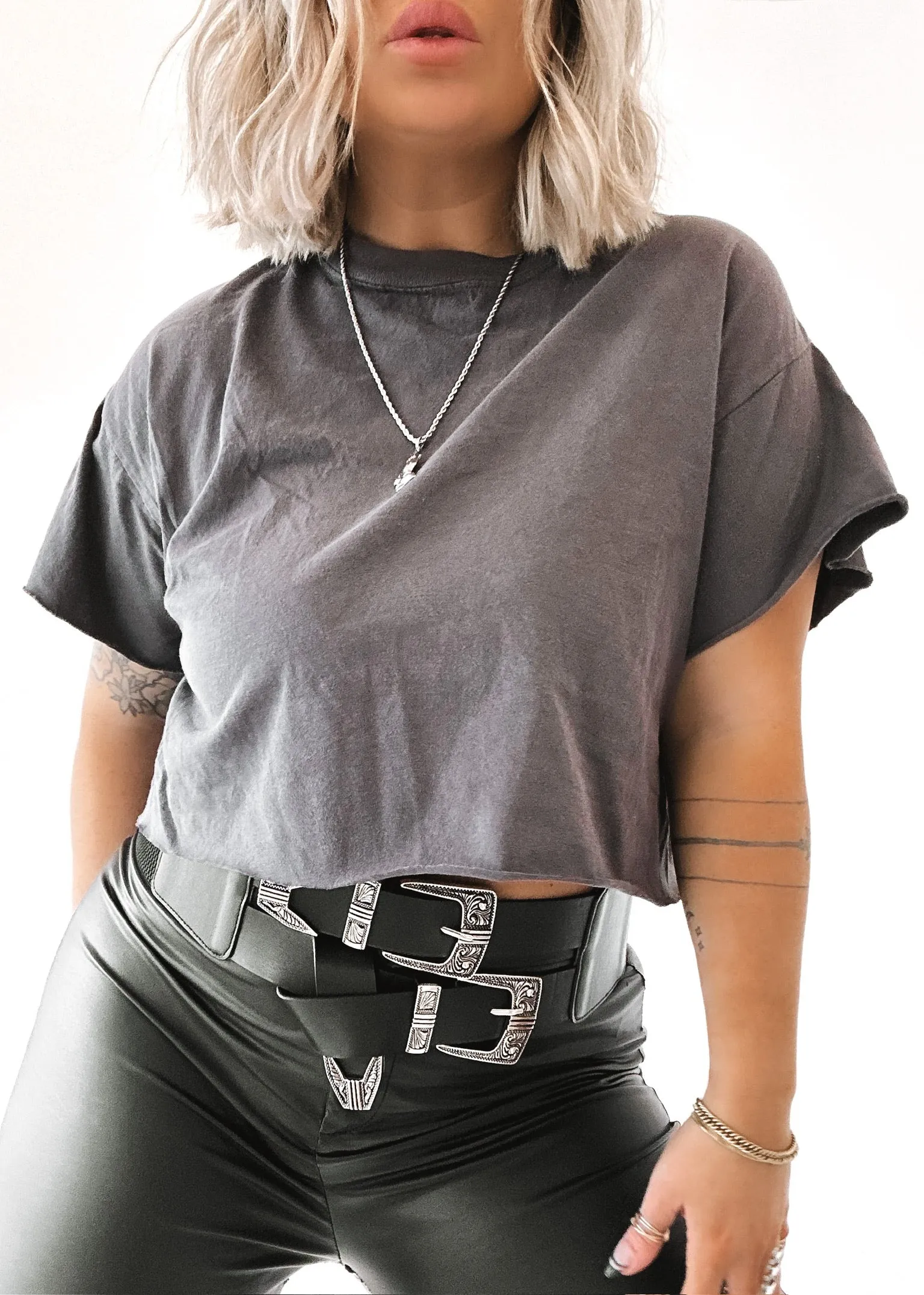 CROPPED PEBBY BASICS STONE TEE