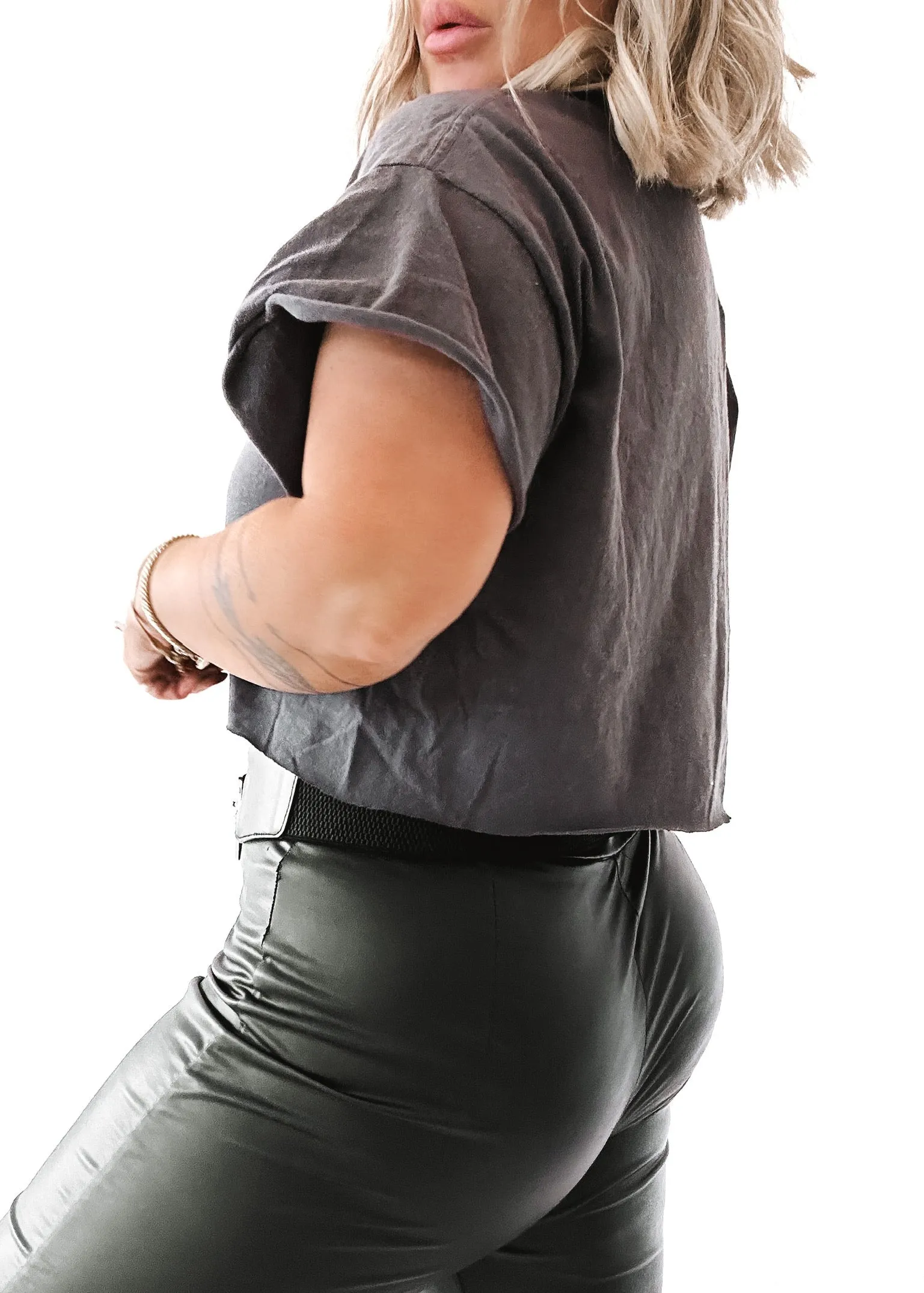 CROPPED PEBBY BASICS STONE TEE