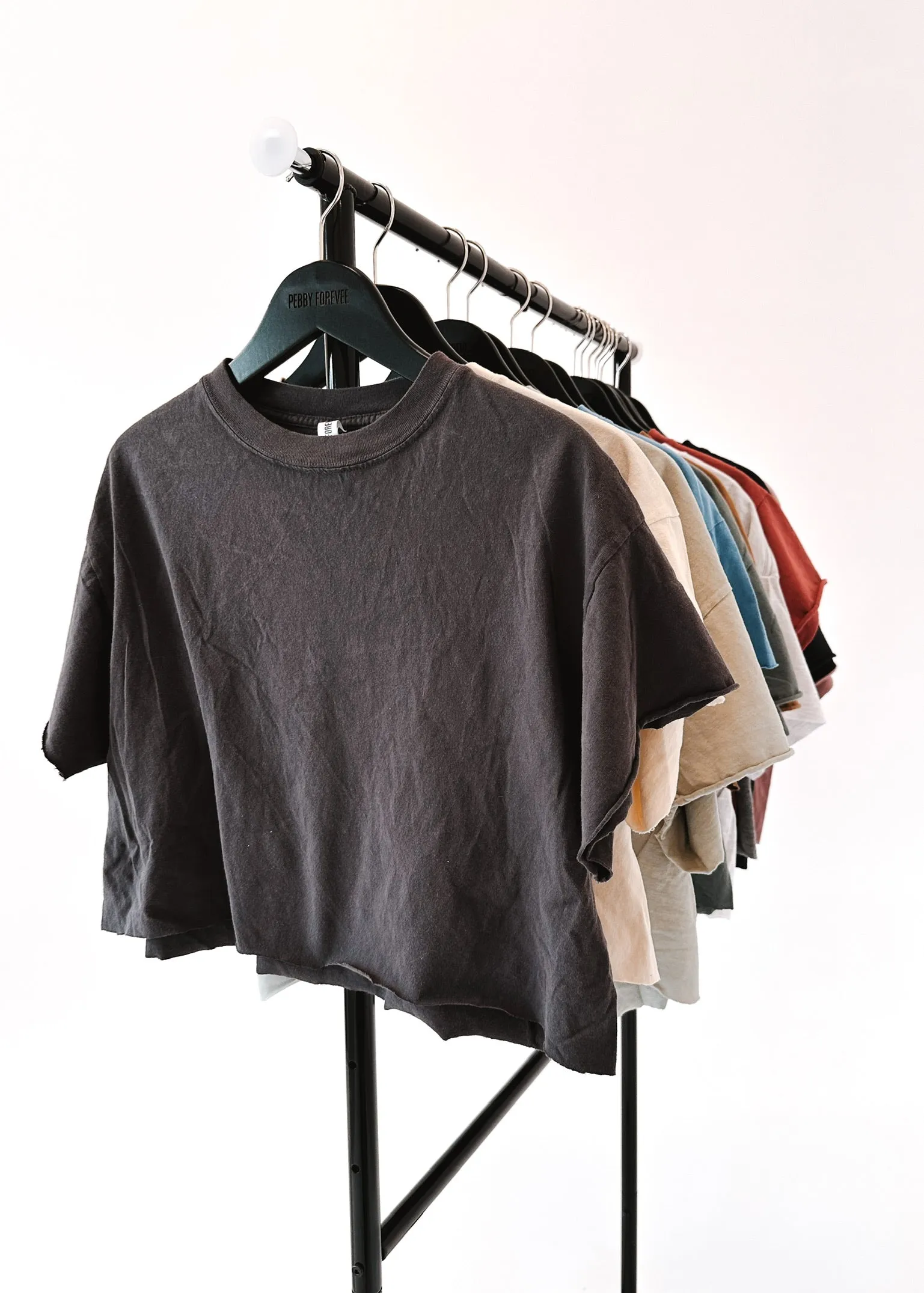 CROPPED PEBBY BASICS STONE TEE