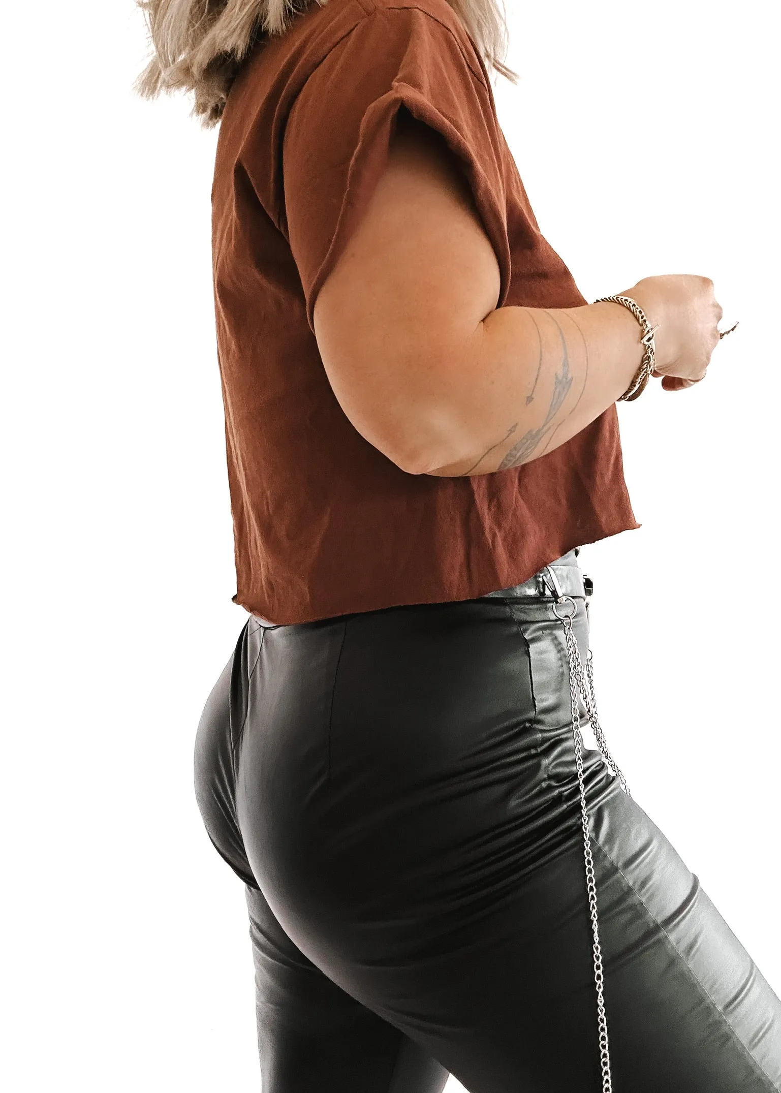 FINAL SALE: CROPPED PEBBY BASICS RUST TEE